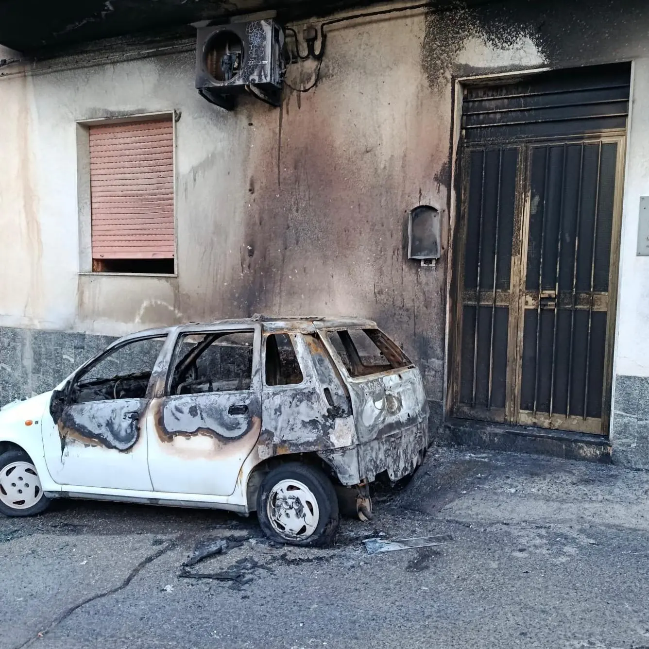 Auto incendiata nella notte a Saline Joniche, la condanna del sindaco Suraci\n