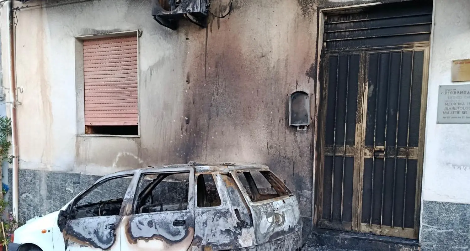 Auto incendiata nella notte a Saline Joniche, la condanna del sindaco Suraci\n
