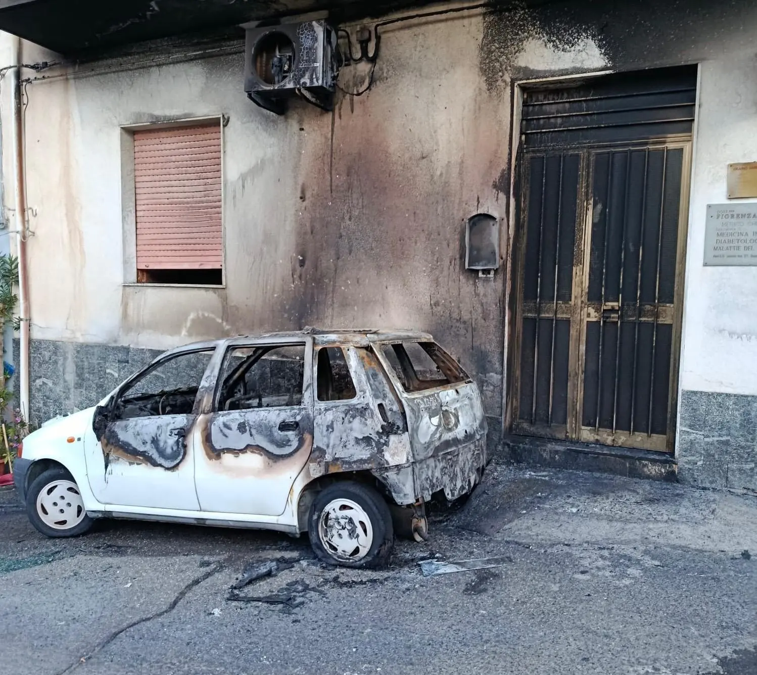 Auto incendiata nella notte a Saline Joniche, la condanna del sindaco Suraci\n