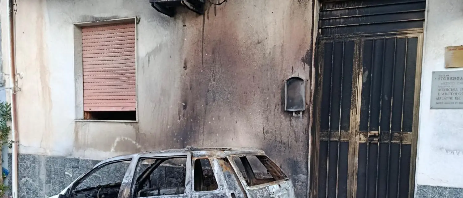 Auto incendiata nella notte a Saline Joniche, la condanna del sindaco Suraci\n