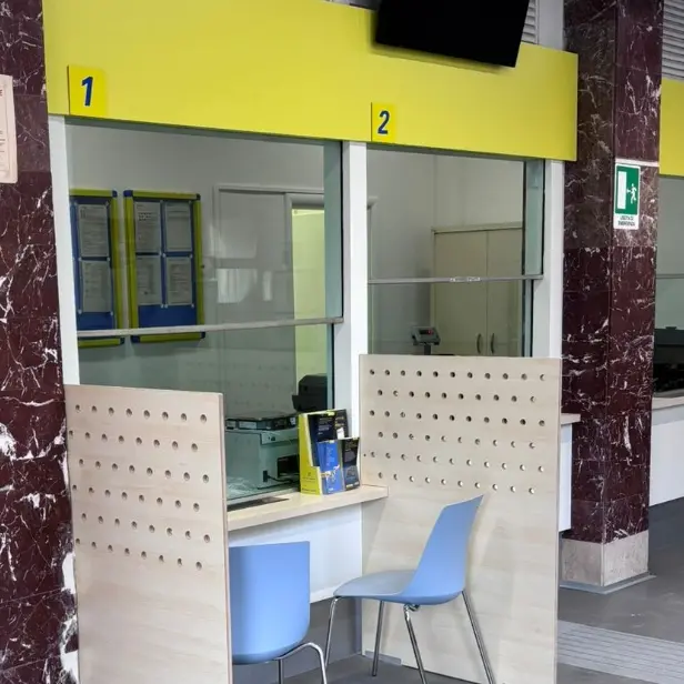 Nicotera, l’ufficio postale torna operativo in versione Polis: sportelli rinnovati e rilascio di documenti in corso Umberto I\n