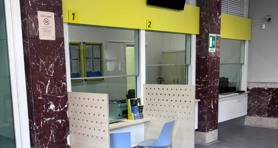 Nicotera, l’ufficio postale torna operativo in versione Polis: sportelli rinnovati e rilascio di documenti in corso Umberto I\n