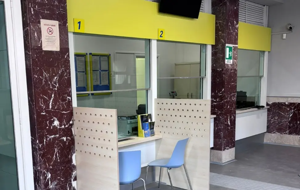 Nicotera, l’ufficio postale torna operativo in versione Polis: sportelli rinnovati e rilascio di documenti in corso Umberto I\n