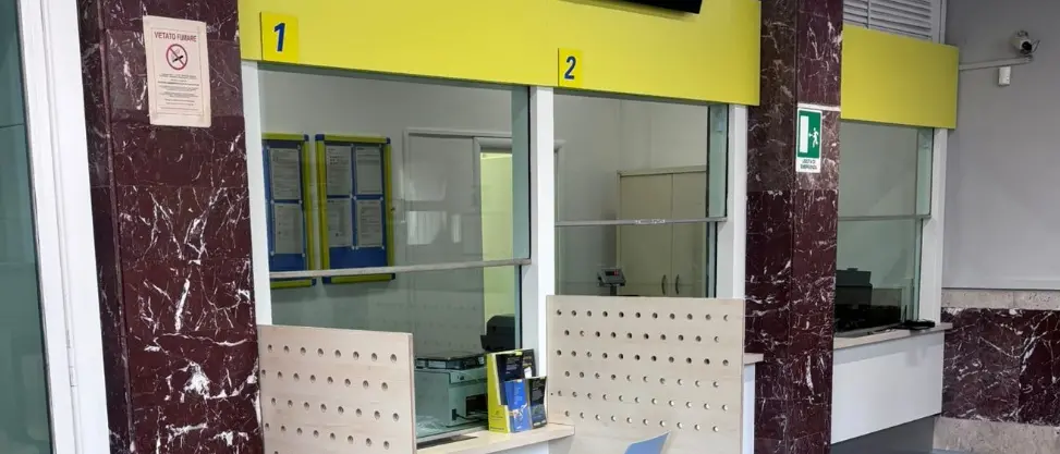 Nicotera, l’ufficio postale torna operativo in versione Polis: sportelli rinnovati e rilascio di documenti in corso Umberto I\n