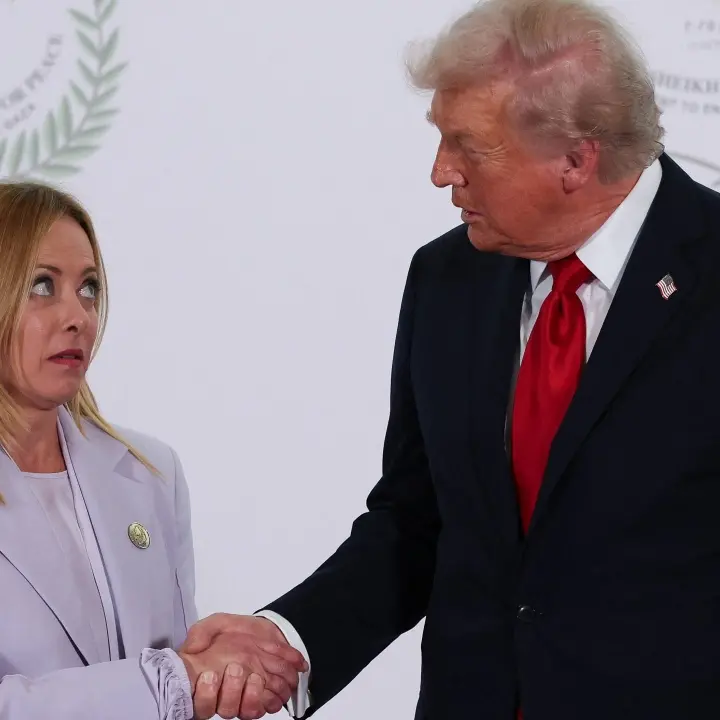 Trump sull’incontro con\u00A0Meloni al G7 di Evian: «Mi ha implorato di fare una foto con lei, mi ha fatto pena»\n