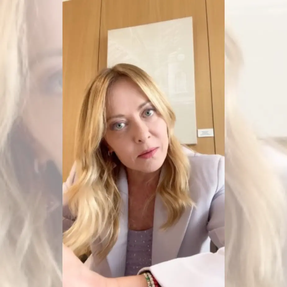 Meloni replica a Trump sulla foto al G7: «Tutto inventato. Io e l’Italia non imploriamo mai»\n