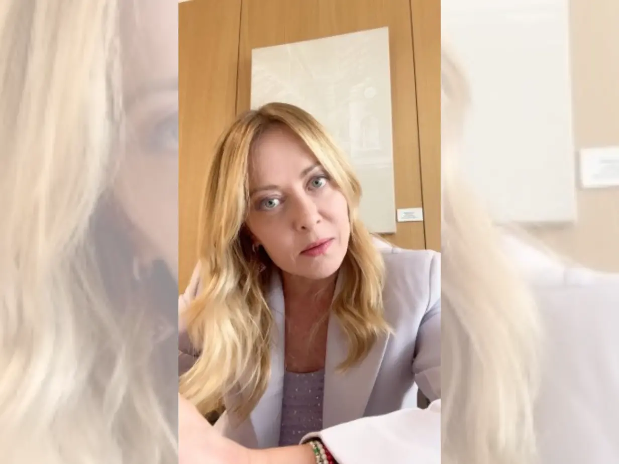 Meloni replica a Trump sulla foto al G7: «Tutto inventato. Io e l’Italia non imploriamo mai»
