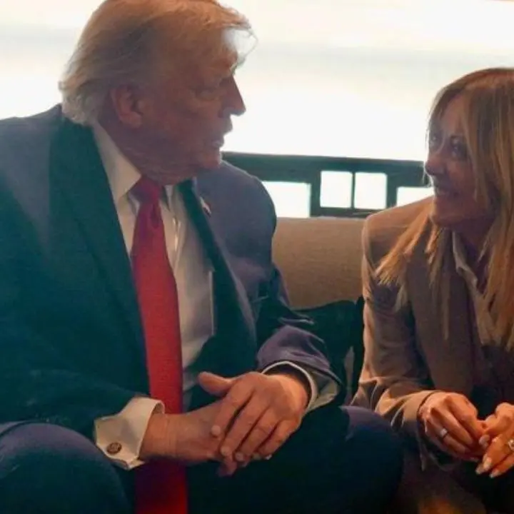Trump: «Meloni mi ha pregato di fare una foto, mi ha fatto pena». La replica: «Io e l'Italia non imploriamo mai».\n
