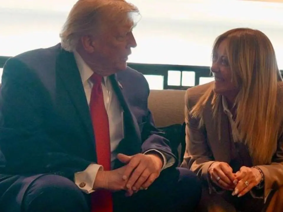 Trump: «Meloni mi ha pregato di fare una foto, mi ha fatto pena». La replica: «Io e l'Italia non imploriamo mai».