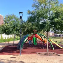 Tenta di strangolare un bimbo di tre anni al parco a Brescia, arrestato\n