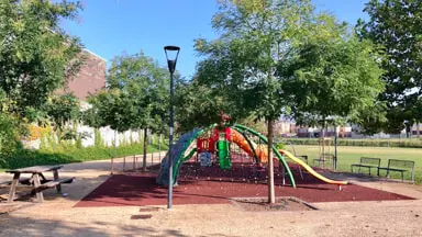Tenta di strangolare un bimbo di tre anni al parco a Brescia, arrestato\n