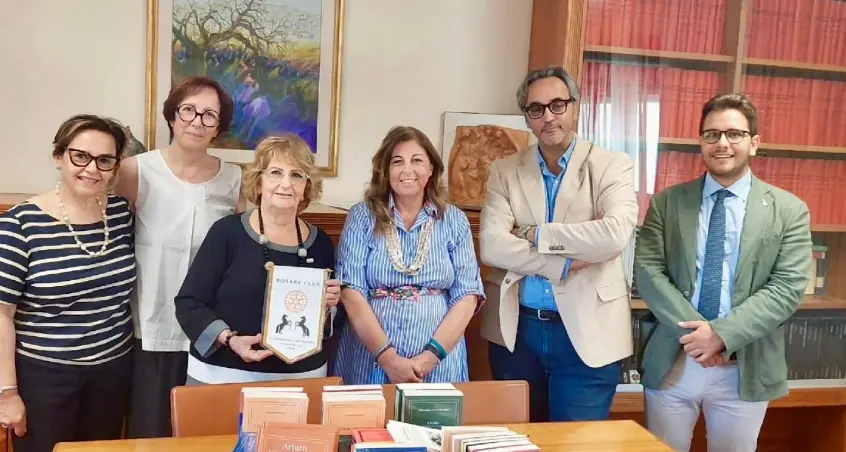 Quaranta libri in dono al carcere di Vibo Valentia: Edizioni Settecolori arricchisce la biblioteca dell'istituto\n
