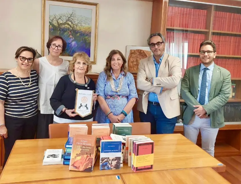 Quaranta libri in dono al carcere di Vibo Valentia: Edizioni Settecolori arricchisce la biblioteca dell'istituto\n