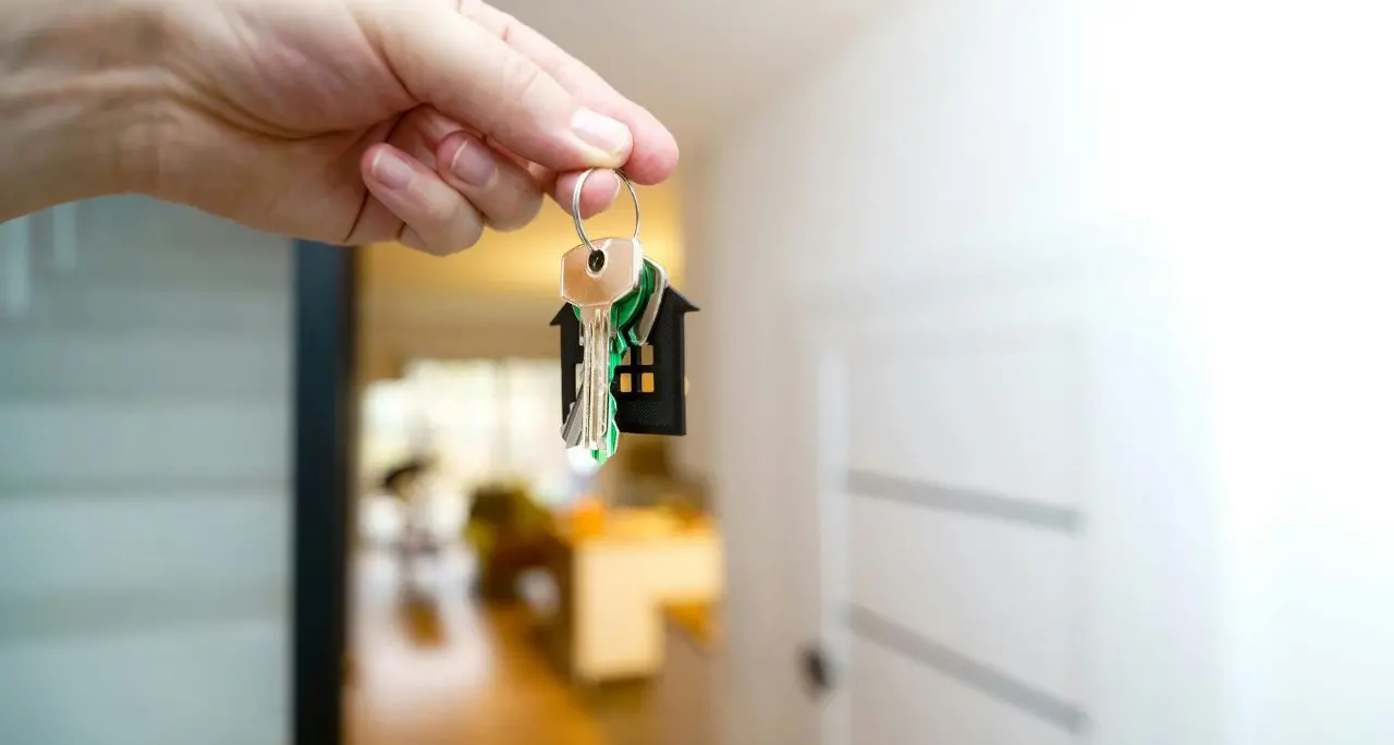 <p>Comprare casa <span style=\"color:hsl(0, 75%, 60%);\">costa sempre di più</span>: in un anno i prezzi salgono del 5,2%, boom per le abitazioni nuove</p>