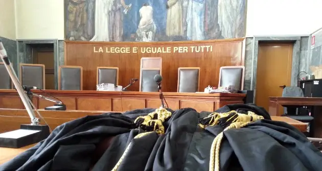 Favoreggiamento della latitanza di Luca Occhiuzzi, revocati i domiciliari a “Schiavone”\n