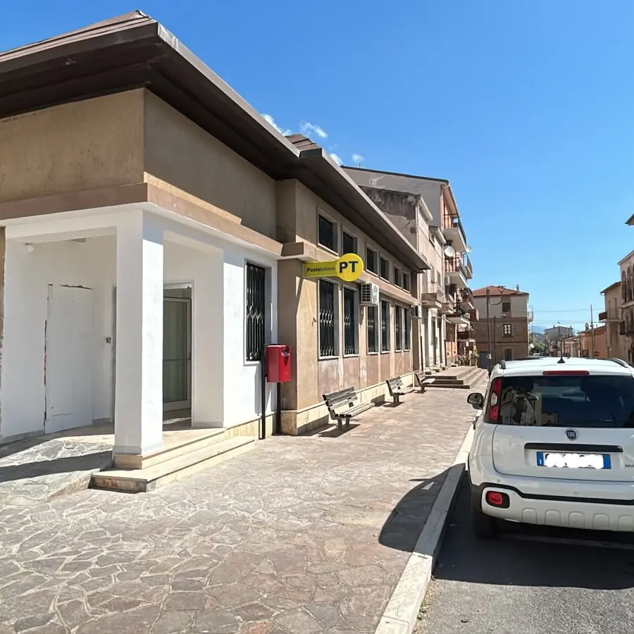 <p>Cassano all’Ionio, dopo l’assalto al bancomat riapre l’ufficio postale di Lauropoli</p>