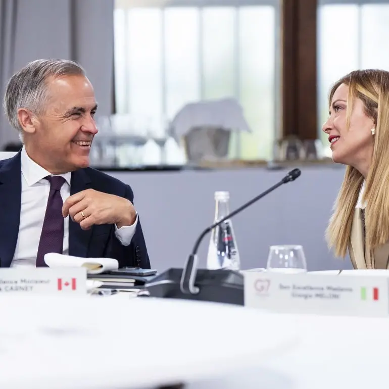 I corpi non mentono: al G7 la comunicazione di Meloni sotto la lente\n
