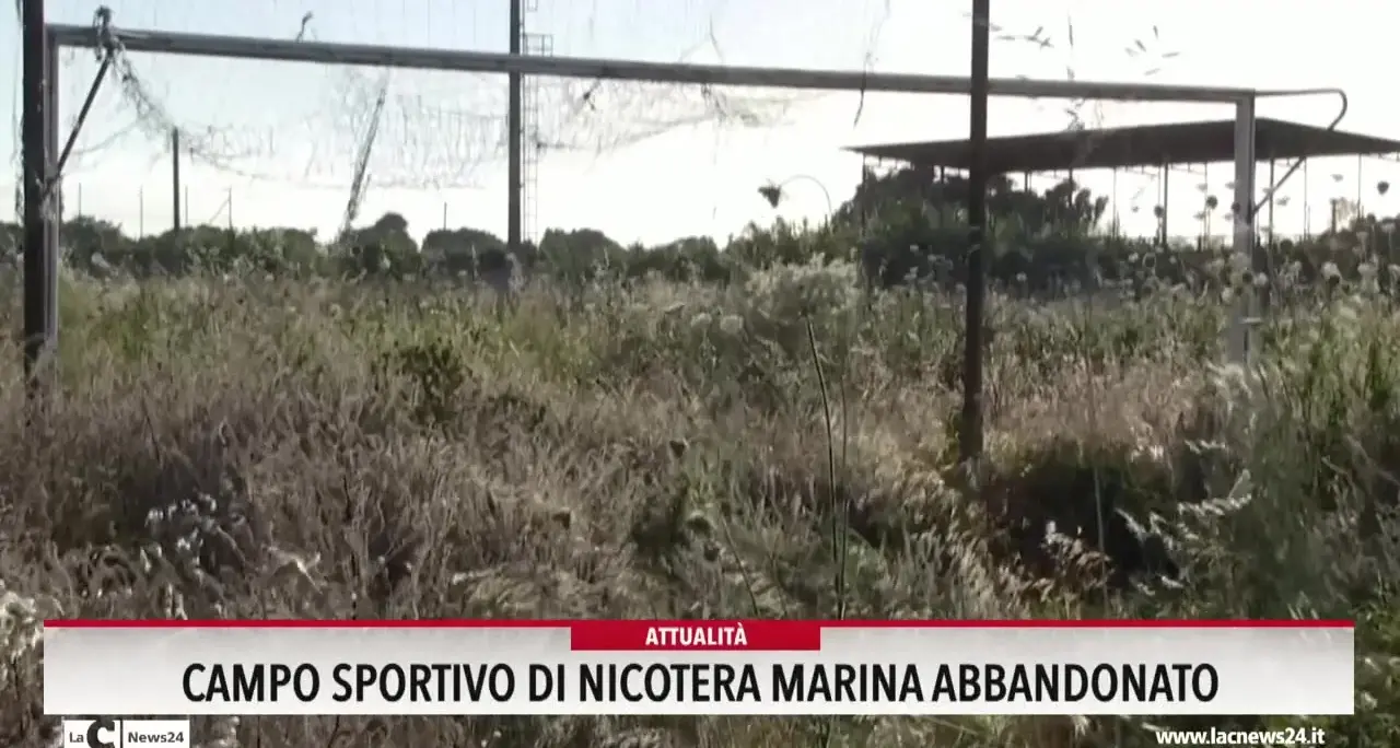 Campo sportivo di Nicotera Marina abbandonato