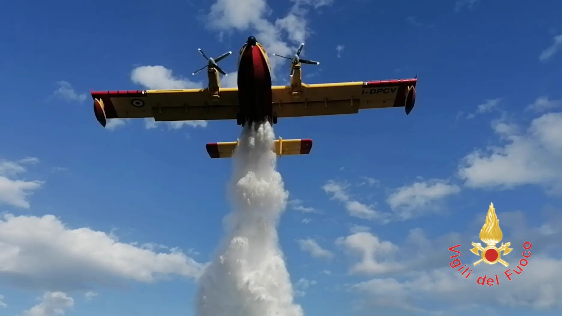 <p>Canadair in azione a Trebisacce</p>\\n