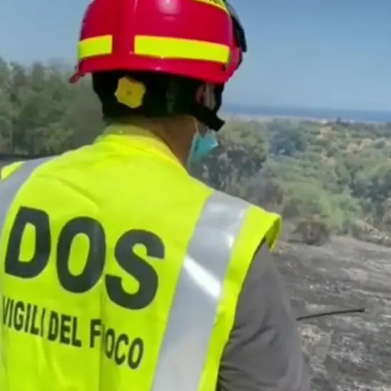 Vasto incendio a Trebisacce nei pressi dei cantieri per la nuova statale 106, vigili del fuoco e mezzi aerei sul posto\n
