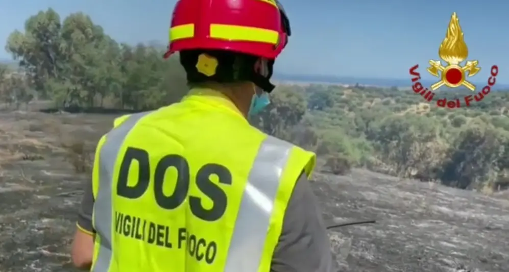 Vasto incendio a Trebisacce nei pressi dei cantieri per la nuova statale 106, vigili del fuoco e mezzi aerei sul posto\n