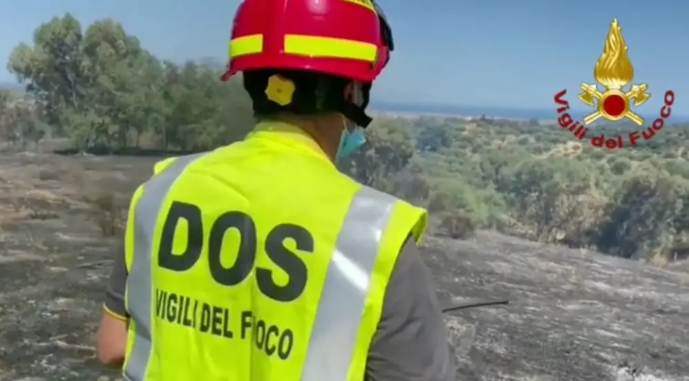 Vasto incendio a Trebisacce nei pressi dei cantieri per la nuova statale 106, vigili del fuoco e mezzi aerei sul posto\n