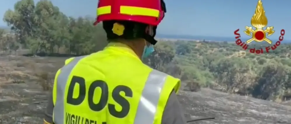 Vasto incendio a Trebisacce nei pressi dei cantieri per la nuova statale 106, vigili del fuoco e mezzi aerei sul posto\n