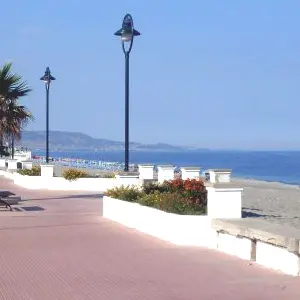 Locri, pugno duro del Comune: scatta il divieto per bici e monopattini sui marciapiedi del lungomare\n