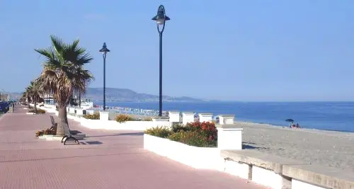Locri, pugno duro del Comune: scatta il divieto per bici e monopattini sui marciapiedi del lungomare\n