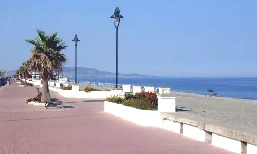 Locri, pugno duro del Comune: scatta il divieto per bici e monopattini sui marciapiedi del lungomare\n