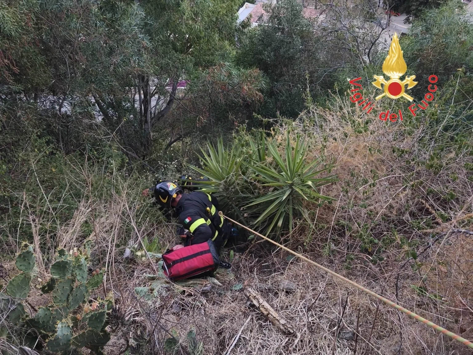 Uomo disperso a Caminia di Stalettì ritrovato in una scarpata: salvato dai Vigili del fuoco\n