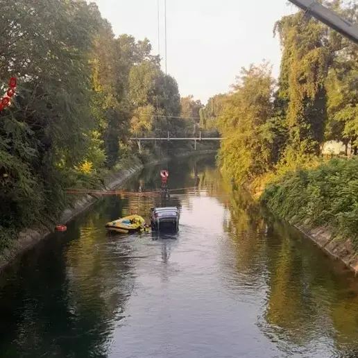 Tragedia nel Milanese, auto precipita in un canale e muoiono tre minorenni: il conducente positivo all’alcol test\n