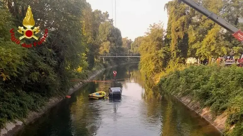 <p>L'auto precipitata nel canale Villoresi a Senago, nel Milanese (Ansa)</p>\\n