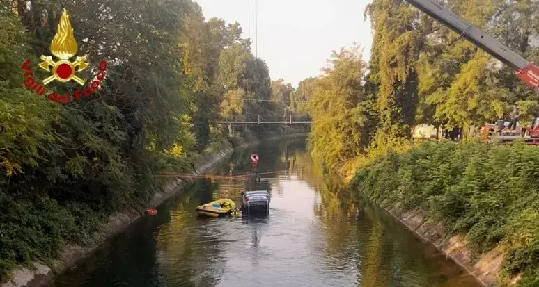 Tragedia nel Milanese, auto precipita in un canale e muoiono tre minorenni: il conducente positivo all’alcol test\n