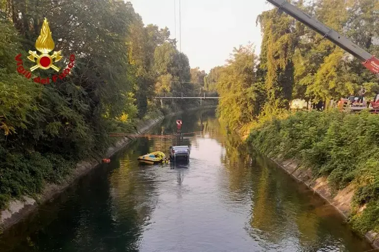 Tragedia nel Milanese, auto precipita in un canale e muoiono tre minorenni: il conducente positivo all’alcol test\n