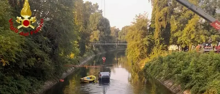 Tragedia nel Milanese, auto precipita in un canale e muoiono tre minorenni: il conducente positivo all’alcol test\n