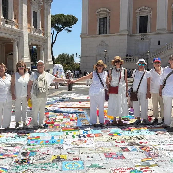 Da Reggio Calabria a Roma, in Campidoglio le donne dell’Udi tessono l’Arazzo della Pace\n