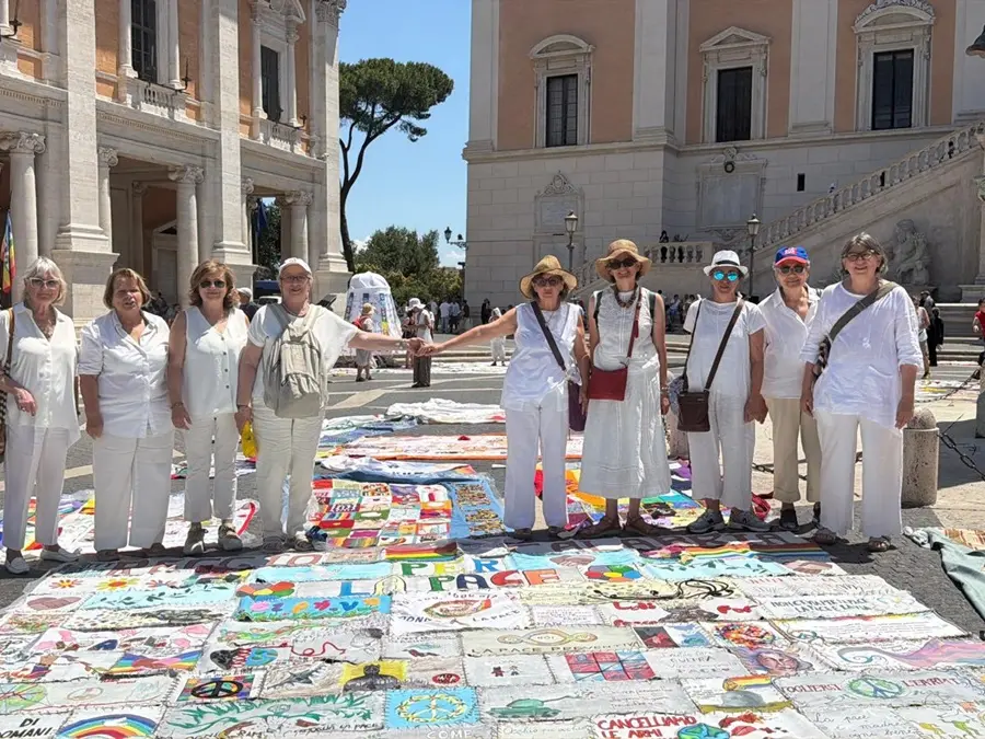 Da Reggio Calabria a Roma, in Campidoglio le donne dell’Udi tessono l’Arazzo della Pace
