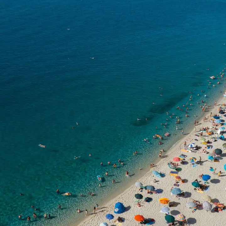 <p>Calabria a una sola stagione, 4 turisti su 5 sono italiani e il 92% sceglie la costa: il nodo che frena sviluppo e occupazione</p>
