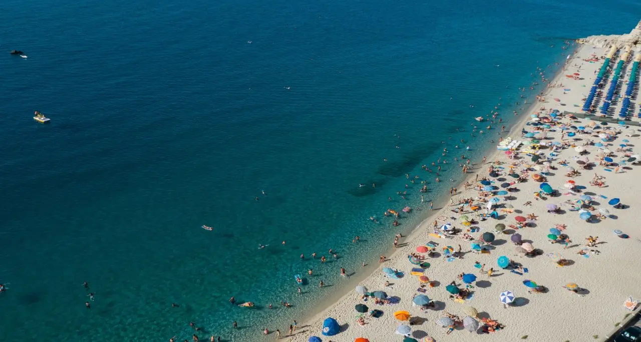 Calabria a una sola stagione, 4 turisti su 5 sono italiani e il 92% sceglie la costa: il nodo che frena sviluppo e occupazione\n