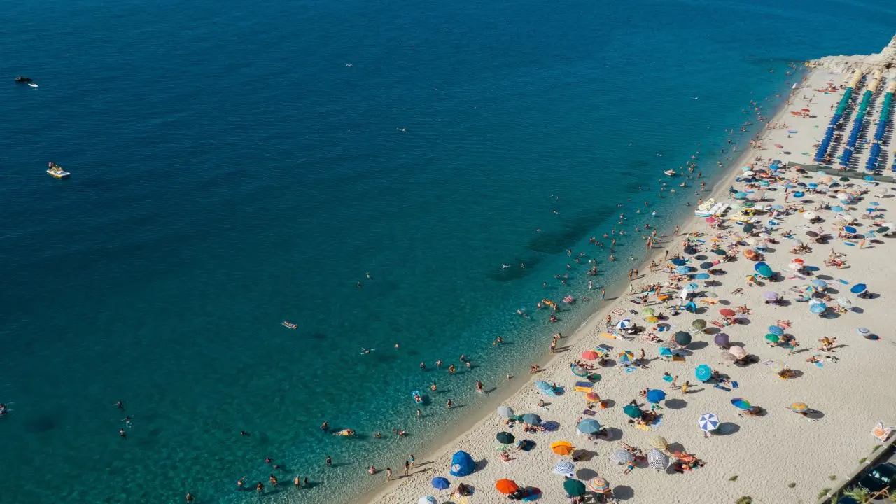 Calabria a una sola stagione, 4 turisti su 5 sono italiani e il 92% sceglie la costa: il nodo che frena sviluppo e occupazione\n