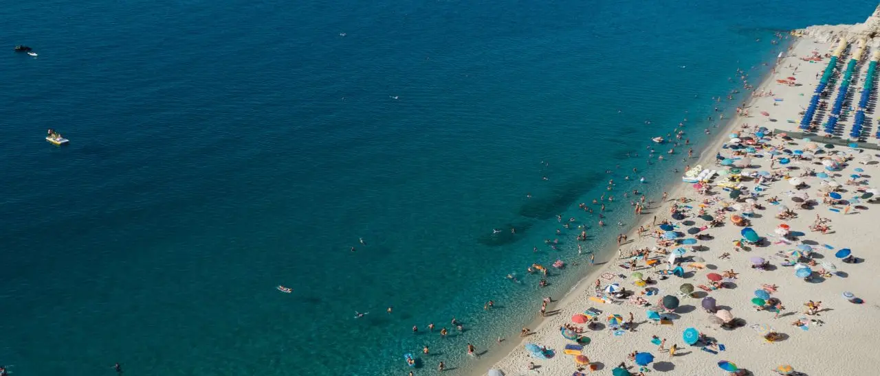 Calabria a una sola stagione, 4 turisti su 5 sono italiani e il 92% sceglie la costa: il nodo che frena sviluppo e occupazione\n