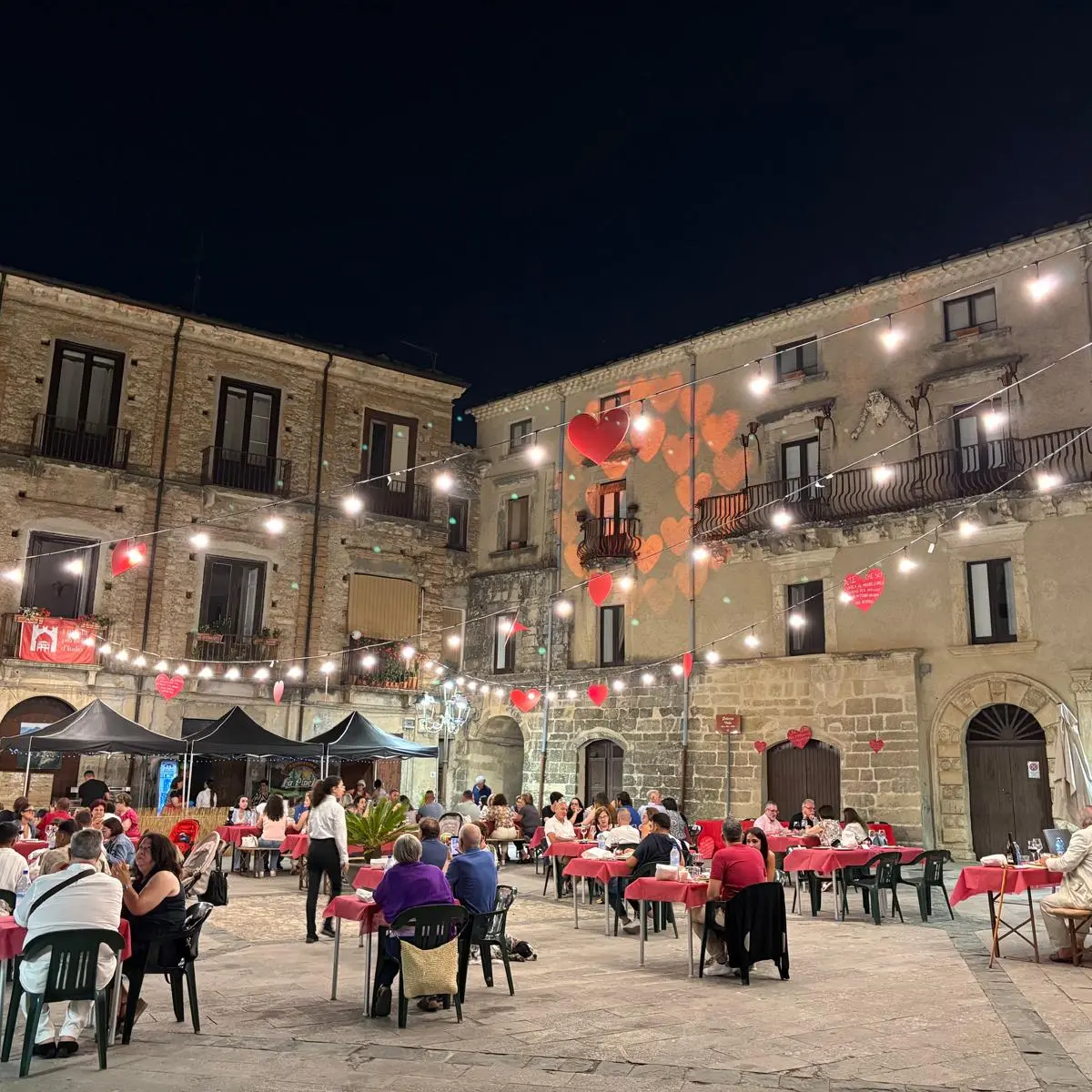 Aiello Calabro conquista il pubblico con la Notte Romantica\n