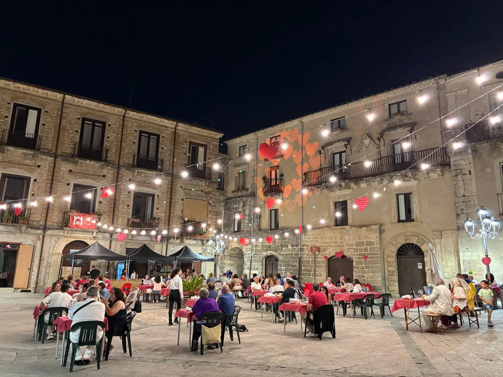Aiello Calabro conquista il pubblico con la Notte Romantica\n