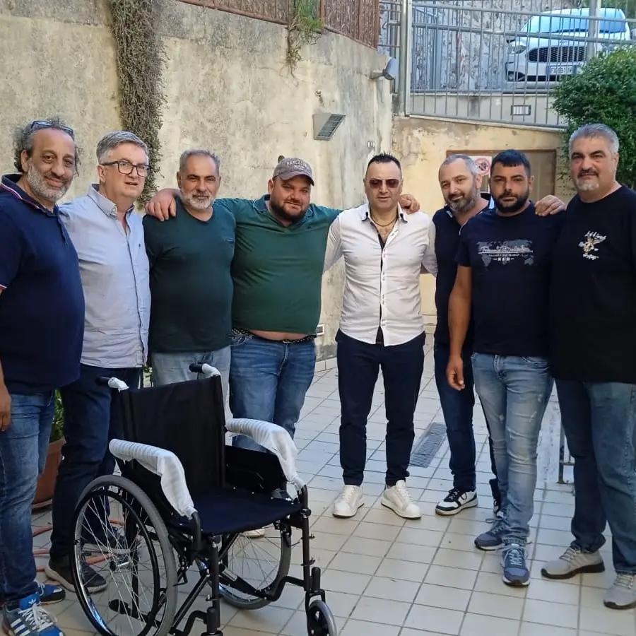 A Vibo Le ali di Samuele consegna alla Casa della Carità una sedia a rotelle, un gesto che va oltre la semplice donazione di un bene\n