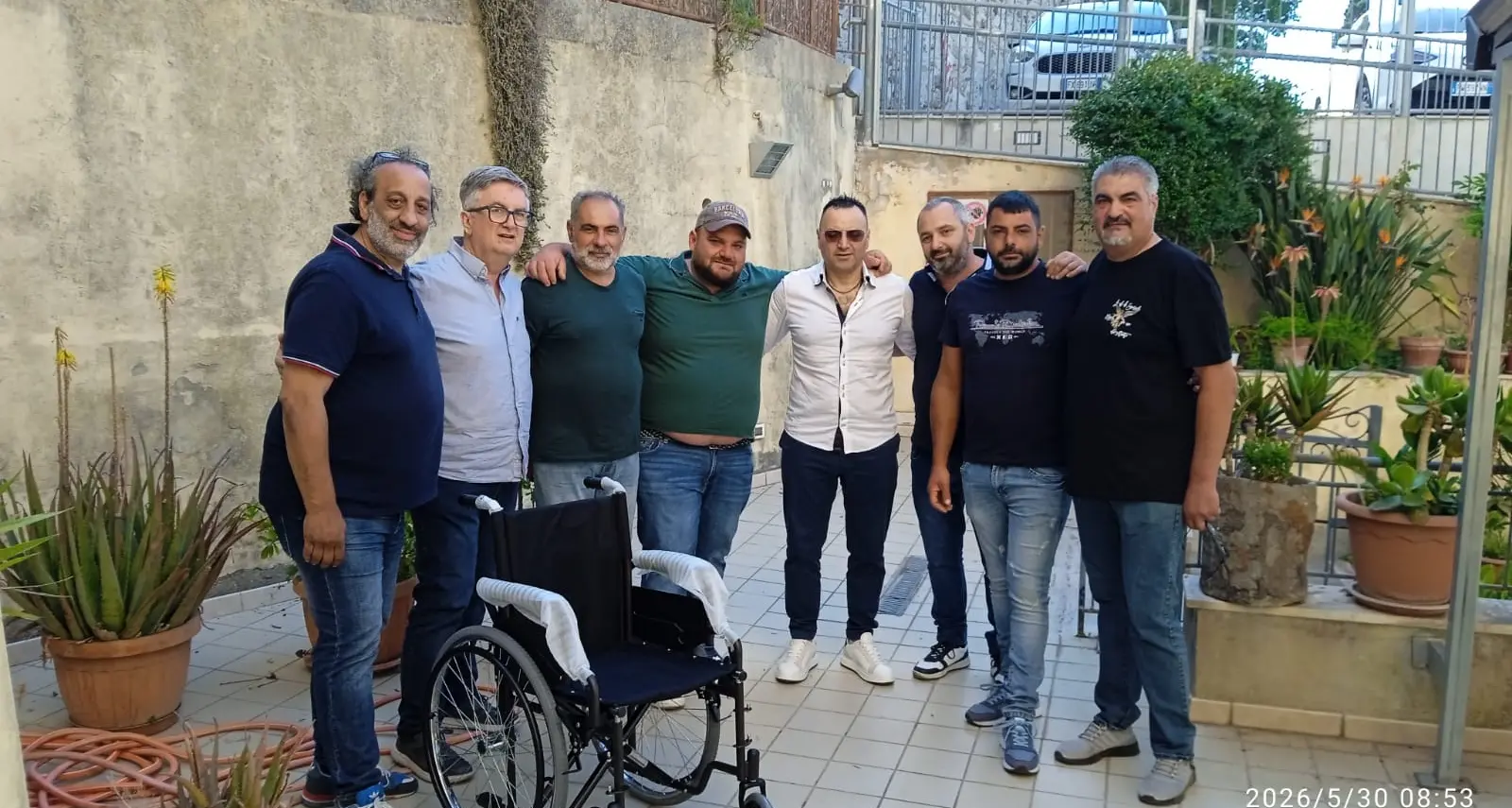 A Vibo Le ali di Samuele consegna alla Casa della Carità una sedia a rotelle, un gesto che va oltre la semplice donazione di un bene\n