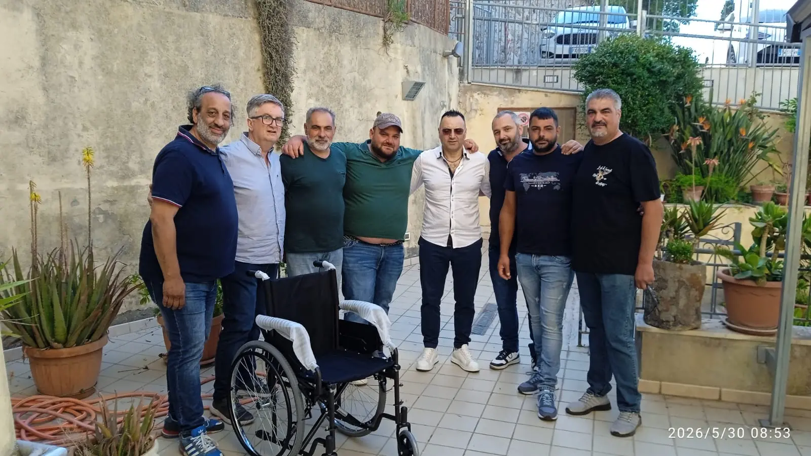A Vibo Le ali di Samuele consegna alla Casa della Carità una sedia a rotelle, un gesto che va oltre la semplice donazione di un bene\n