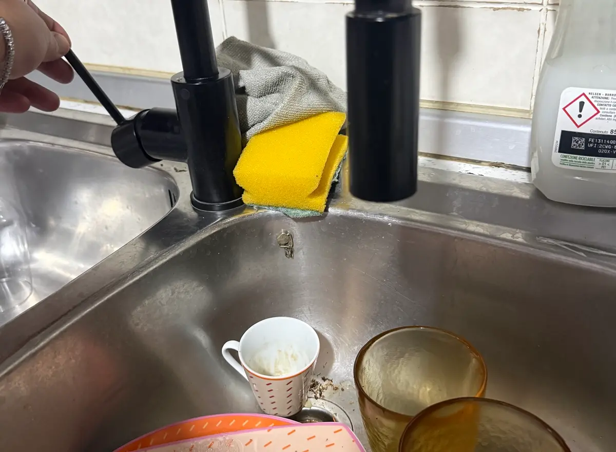 Reggio,\u00A0residenti di Cataforio senza acqua: «Nei giorni \"fortunati\"\u00A0l'erogazione fino alle 14,\u00A0in quelli peggiori\u00A0solo dalle 6\u00A0alle 8\u00A0del mattino»\n
