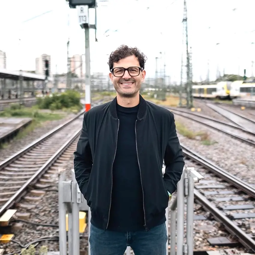 Dal treno degli emigranti calabresi alla guida della Linke: Luigi Pantisano,\u00A0la Calabria e la politica come carne viva\n