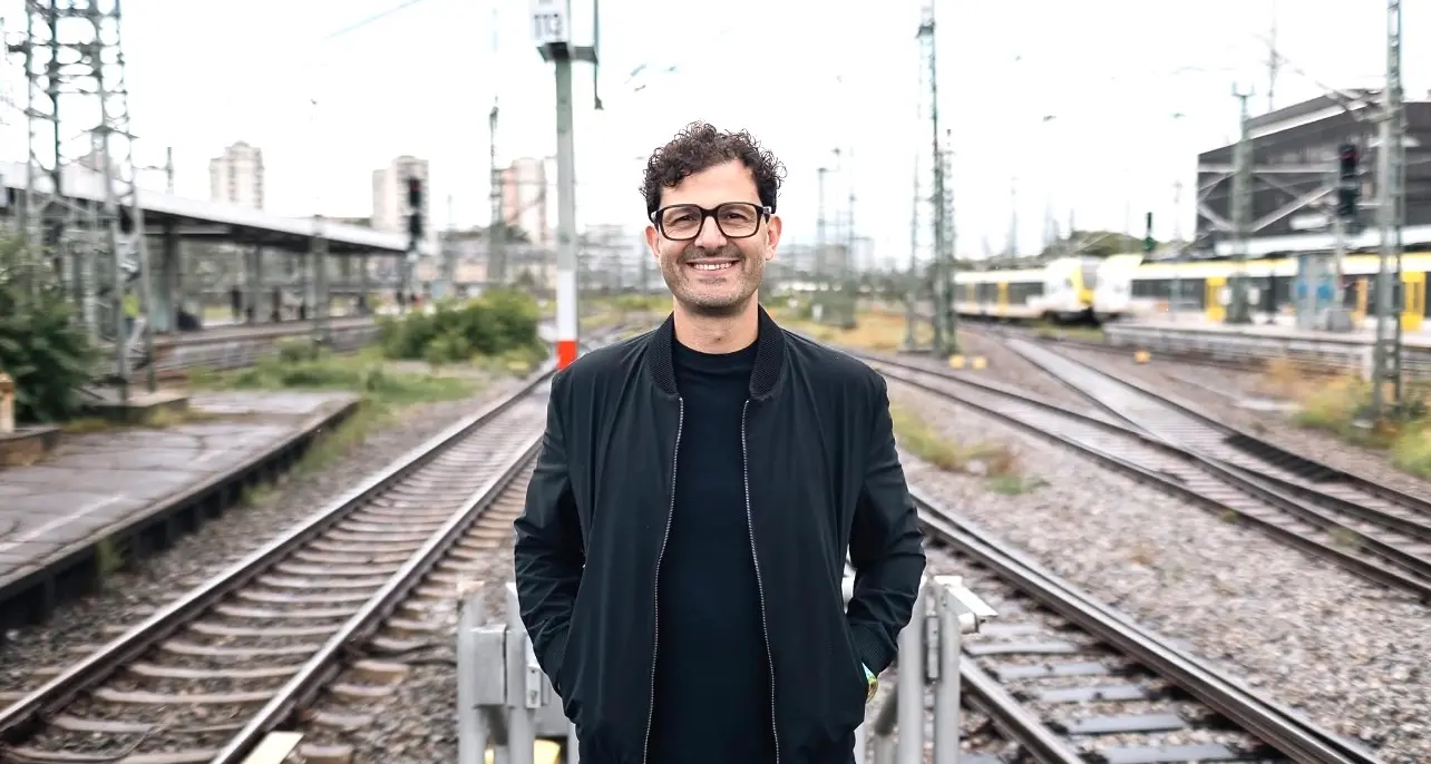 Dal treno degli emigranti calabresi alla guida della Linke: Luigi Pantisano,\u00A0la Calabria e la politica come carne viva\n